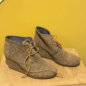 Tom’s lace up leopard print wedge booties EUC Size 6.5